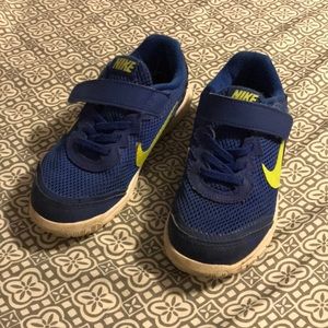 Toddler boy Nike sneakers